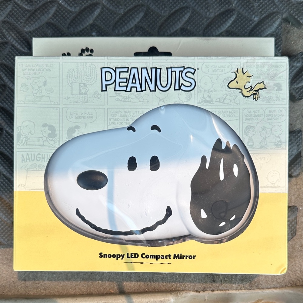 Peanuts Snoopy LED Compact Mirror - White, Black & Yellow